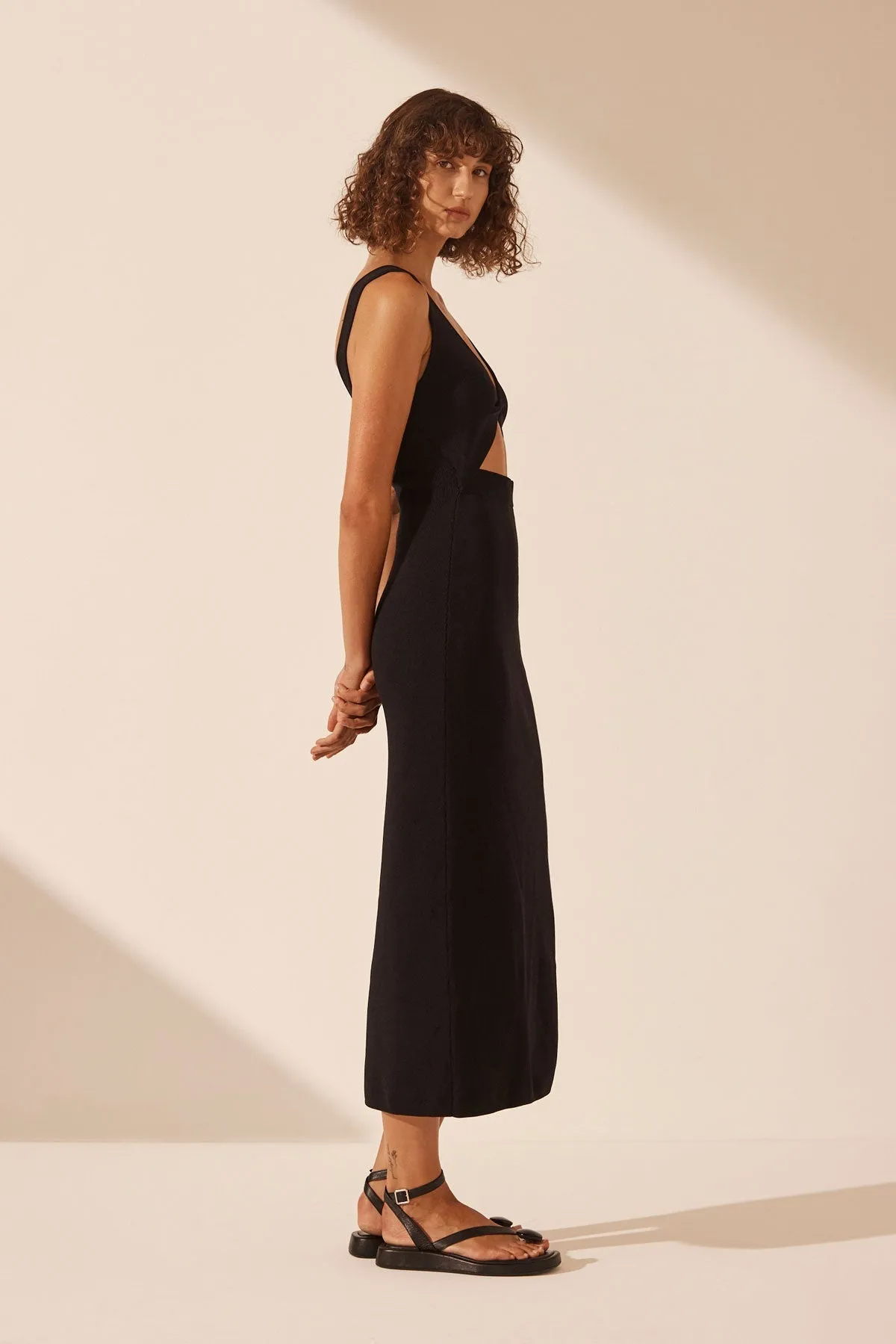 BASIC TWIST FRONT MIDI DRESS - BLACK